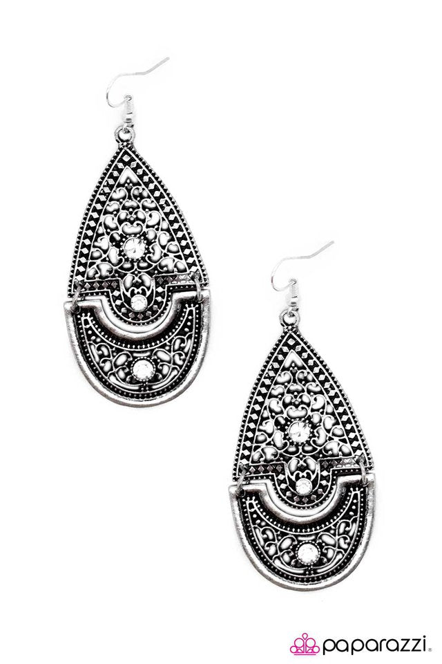 Paparazzi ♥ Unhinged - White ♥ Earrings