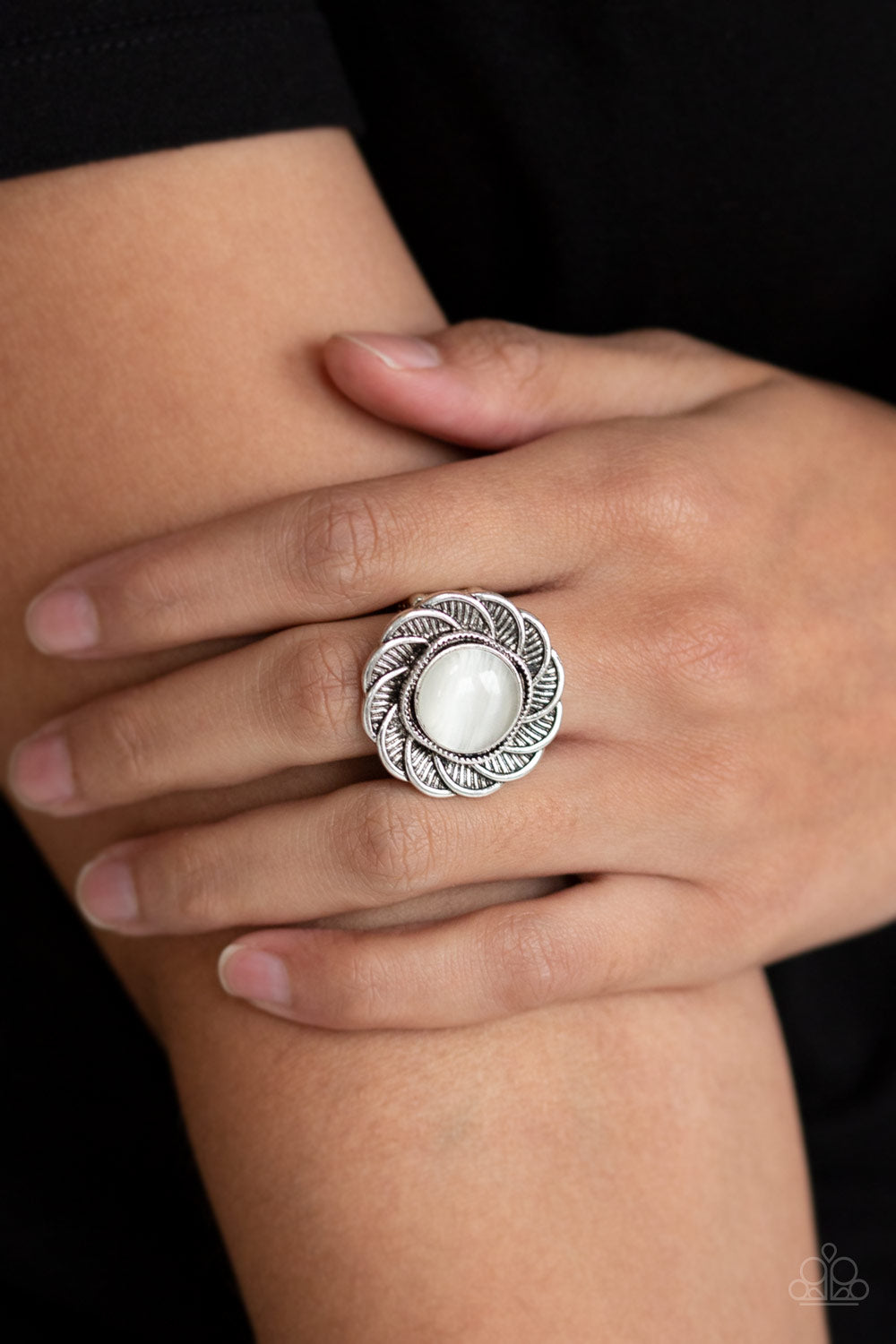 Paparazzi ♥ Gardenia Glow - White ♥ Ring