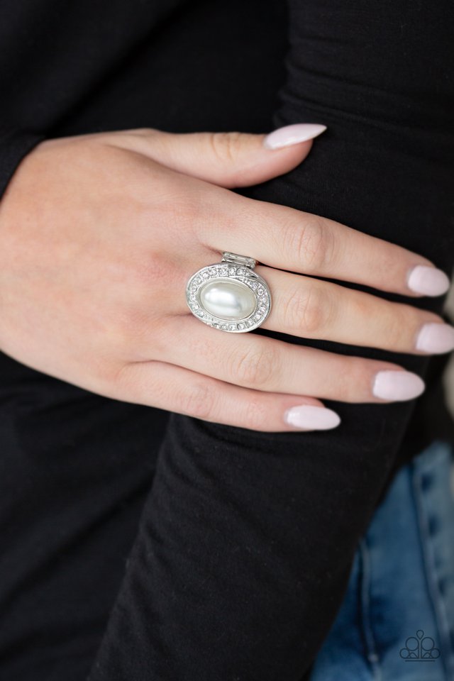 Paparazzi ♥ The ROYALE Treatment - White ♥ Ring