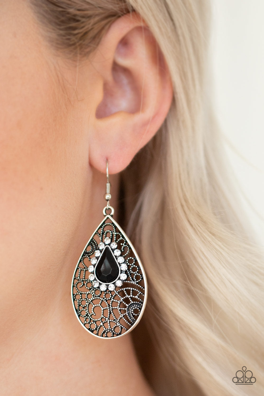 Paparazzi ♥ Modern Monte Carlo - Black ♥ Earrings