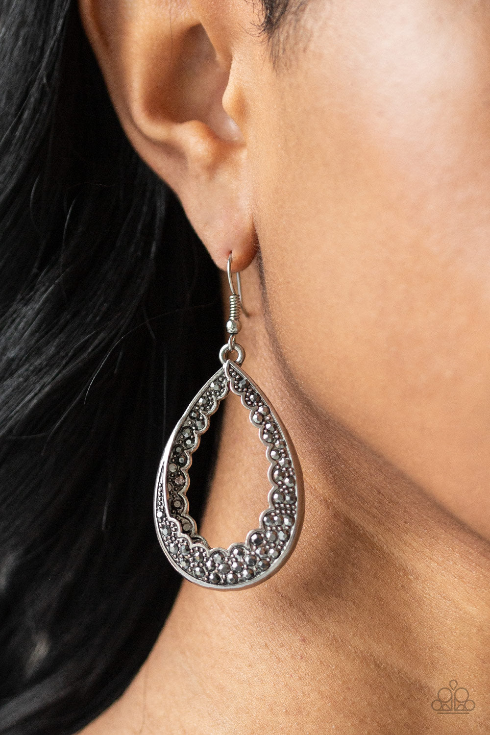 Paparazzi ♥ Royal Treatment - Silver ♥ Earrings