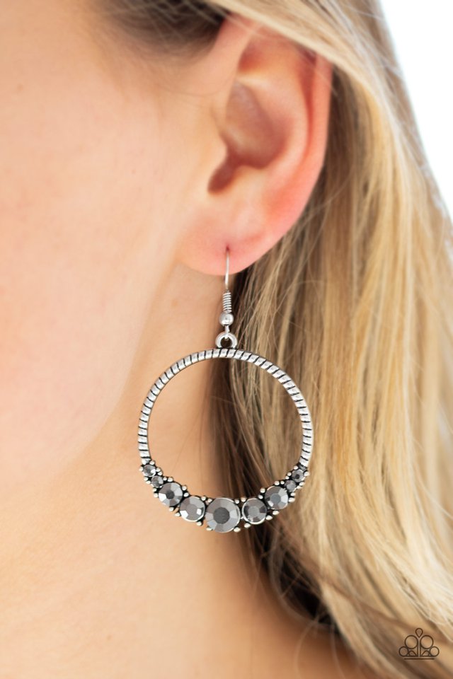 Paparazzi ♥ Self-Made Millionaire Round - Silver ♥ Earrings