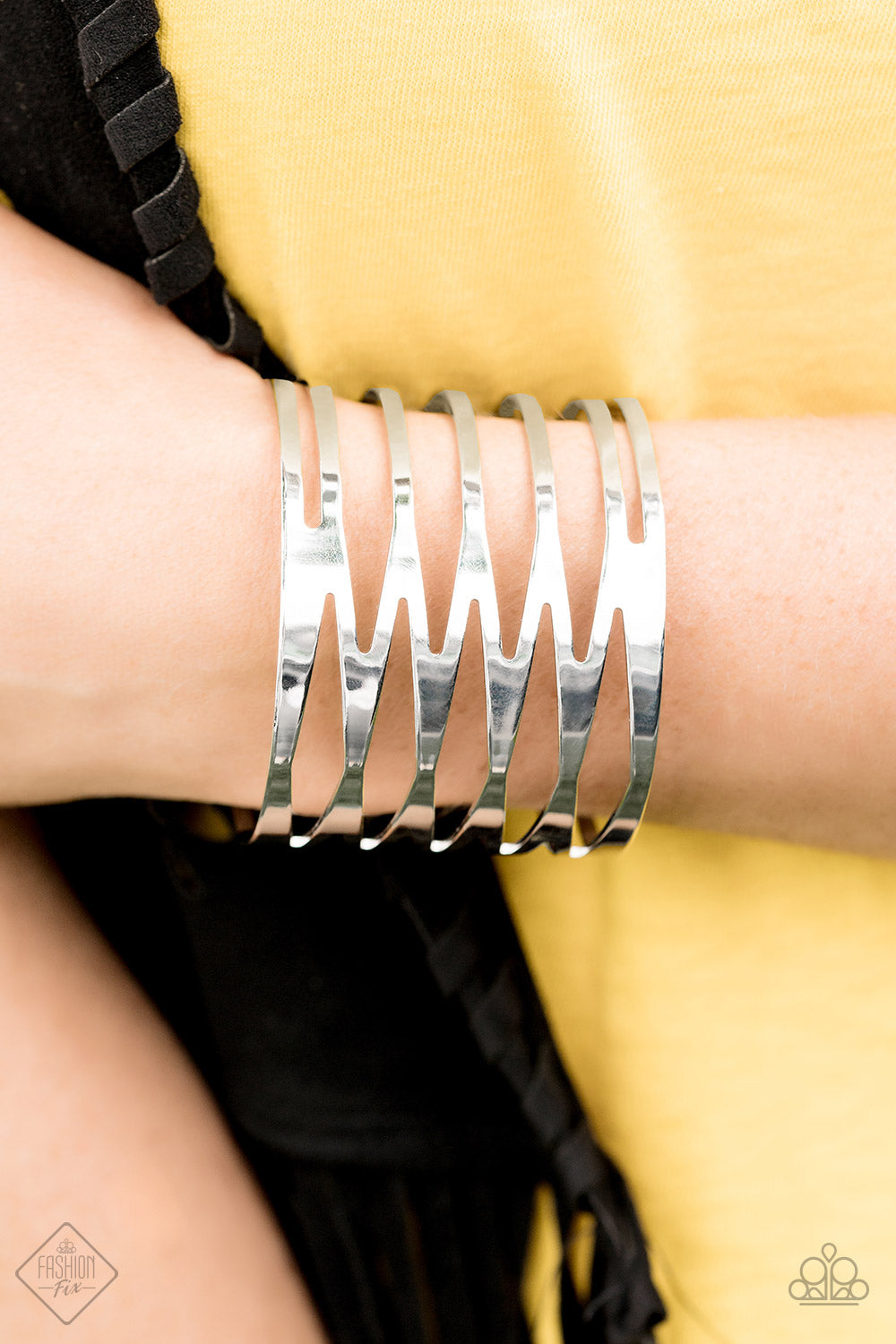 Paparazzi ♥ Keep Them On Edge - Silver ♥ Bracelet