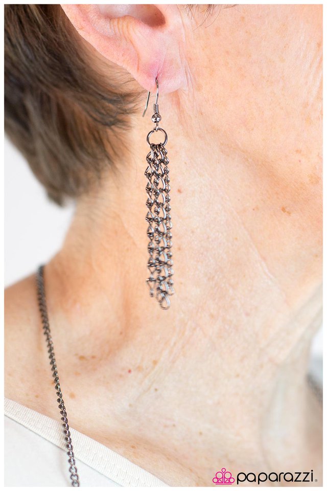 Paparazzi ♥ Sitting Pretty - Black ♥ Necklace