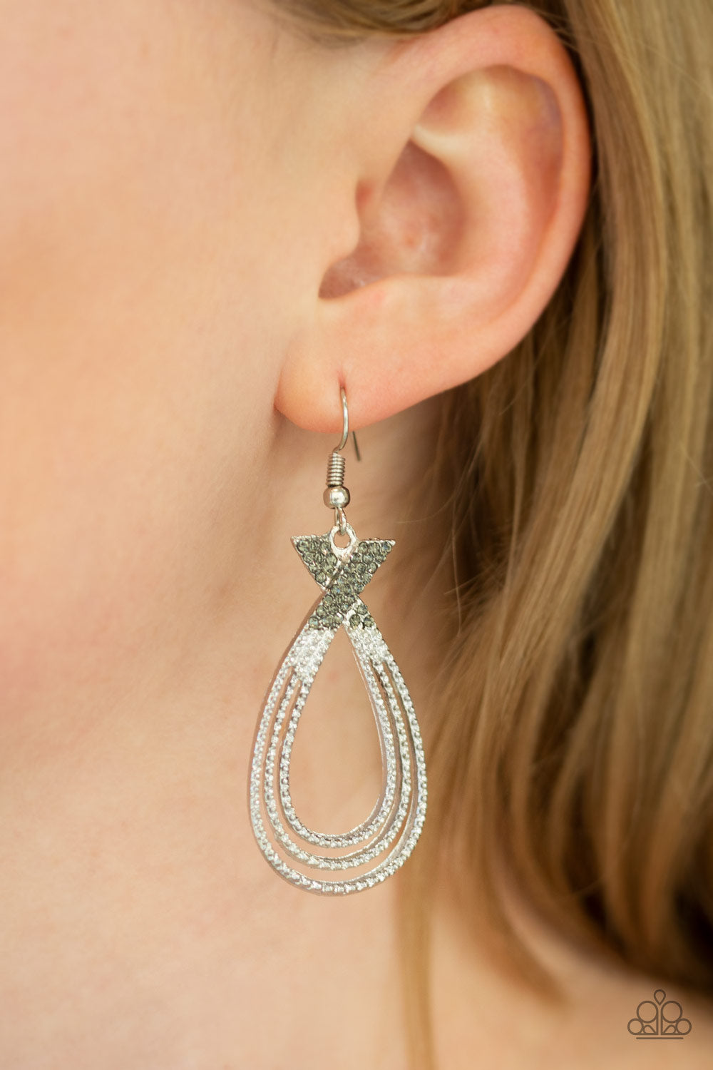 Paparazzi ♥ Fair FAME - Silver ♥ Earrings
