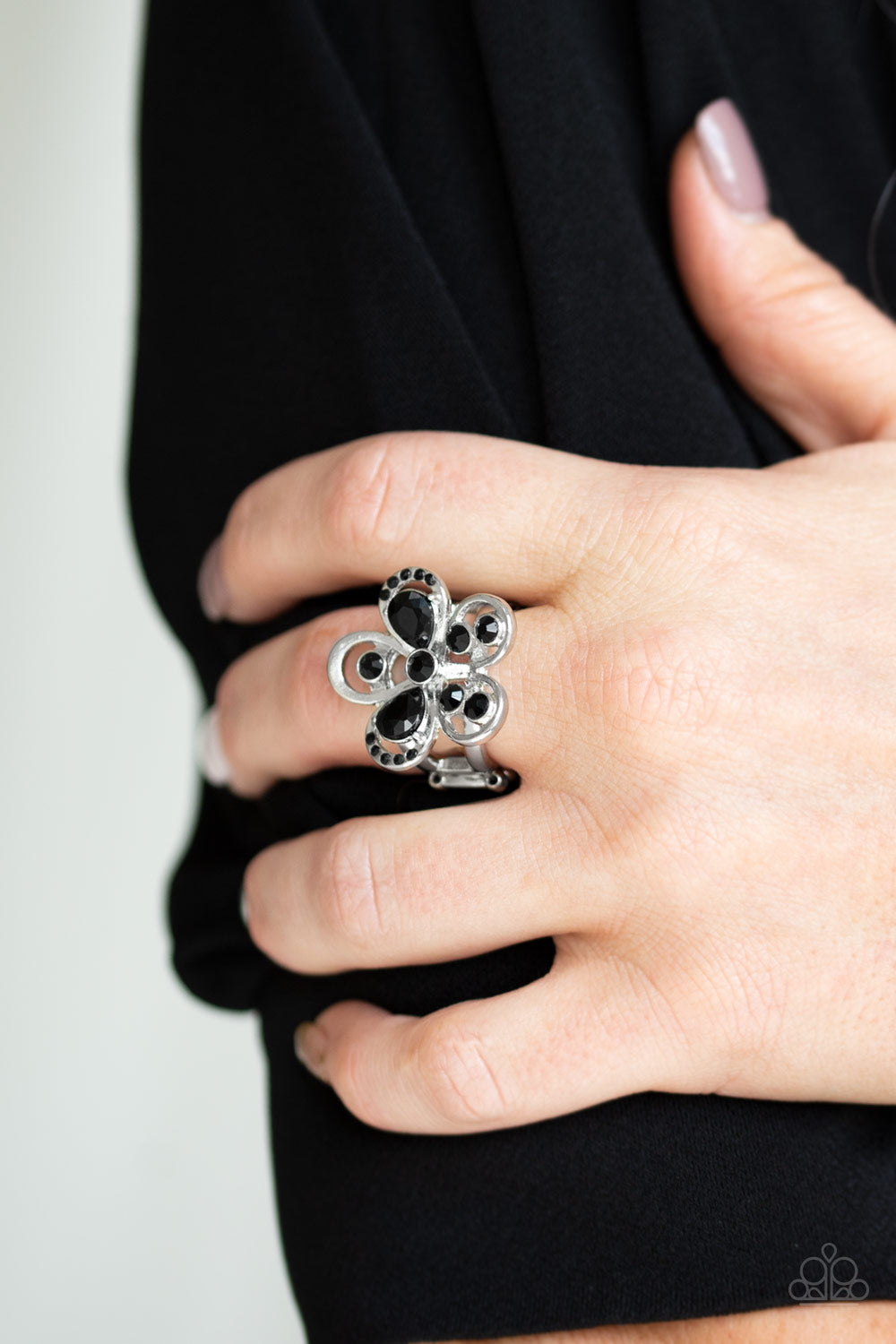 Paparazzi ♥ Gardens Of Grandeur - Black ♥ Ring