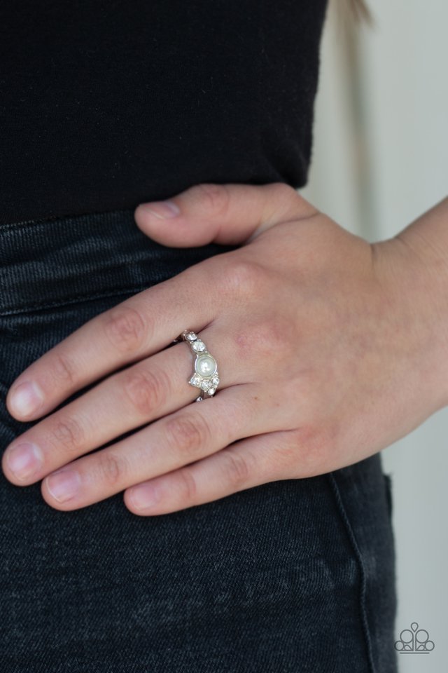 Paparazzi ♥ Center Stage Celebrity - White ♥ Ring