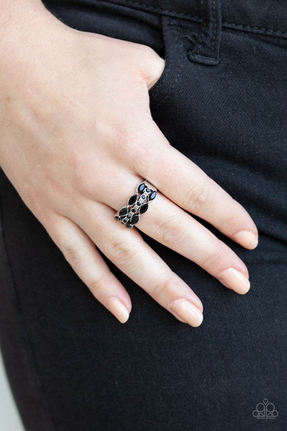 Paparazzi ♥ Distractingly Demure - Black ♥ Ring
