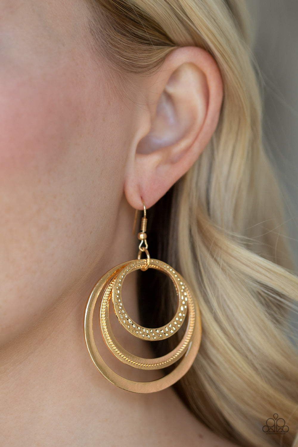 Paparazzi ♥ Tempting Texture - Gold ♥ Earrings