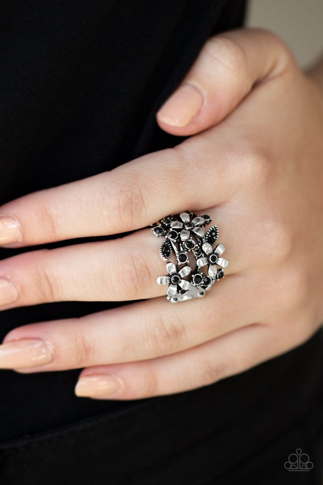 Paparazzi ♥ Gardenia Gleam - Black ♥ Ring