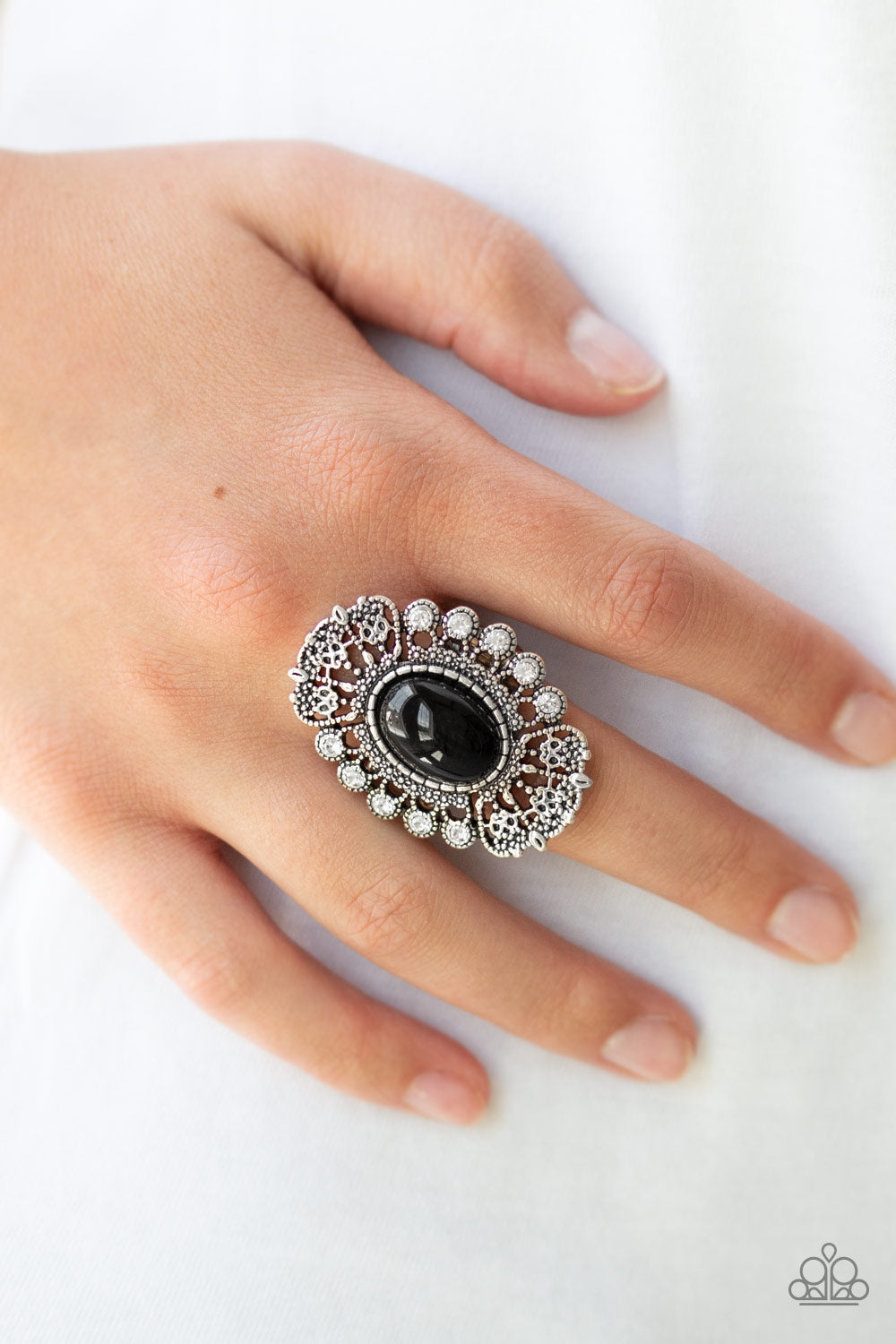 Paparazzi ♥ Radiantly Regal - Black ♥ Ring