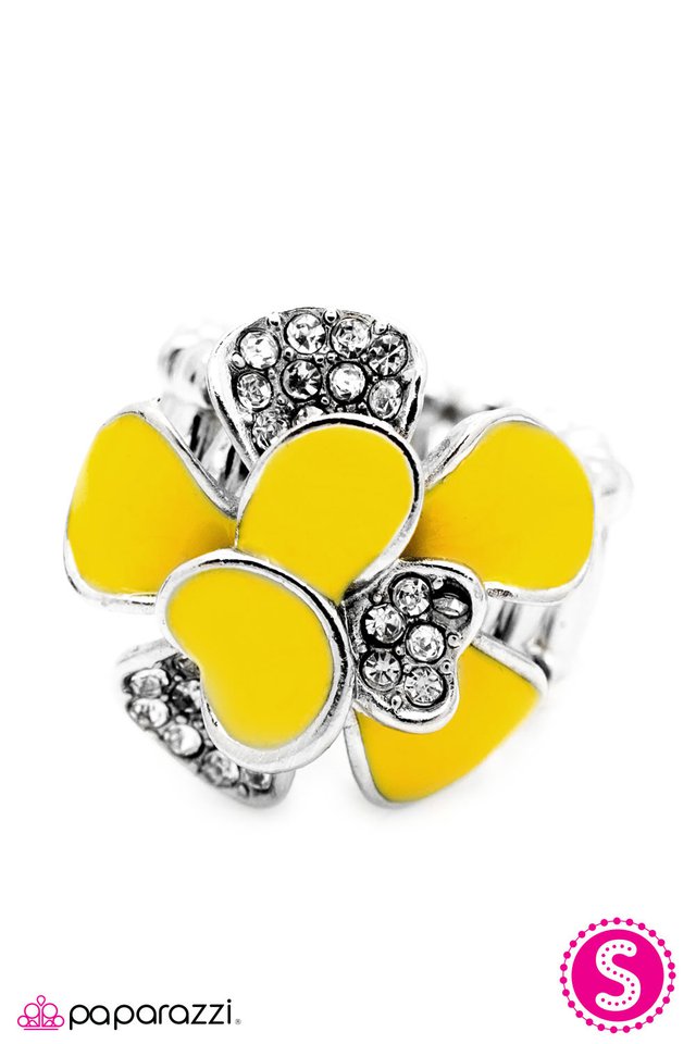 Paparazzi ♥ Moving On Up - Yellow ♥ Ring