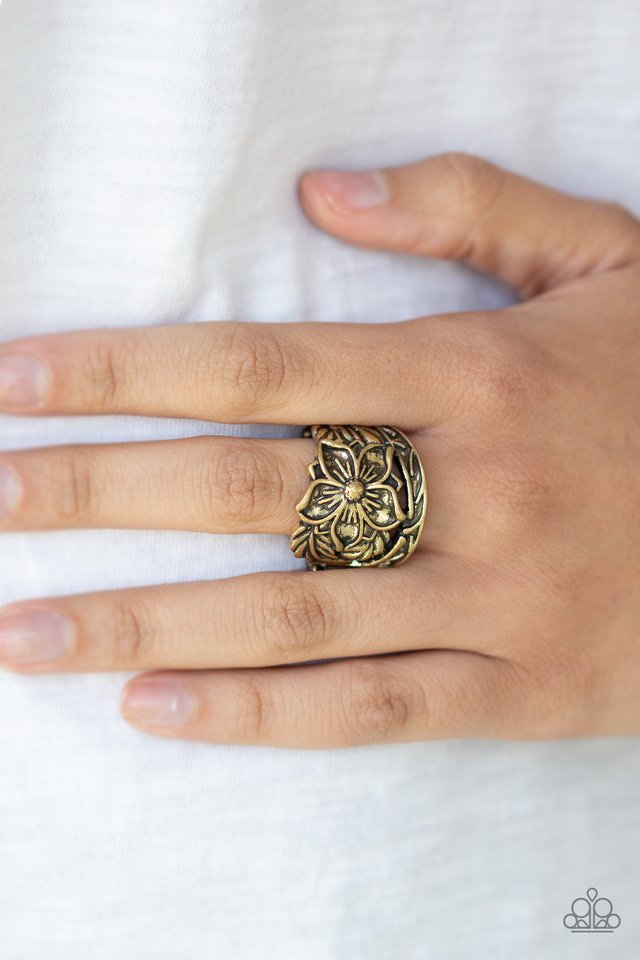 Paparazzi ♥ Hibiscus Highland - Brass ♥ Ring