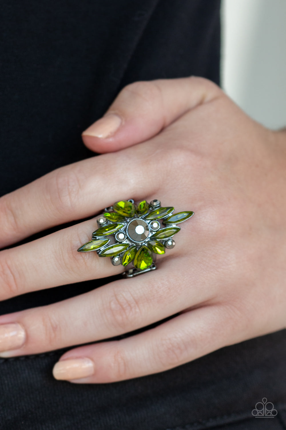 Paparazzi ♥ Stand Back - Green ♥ Ring