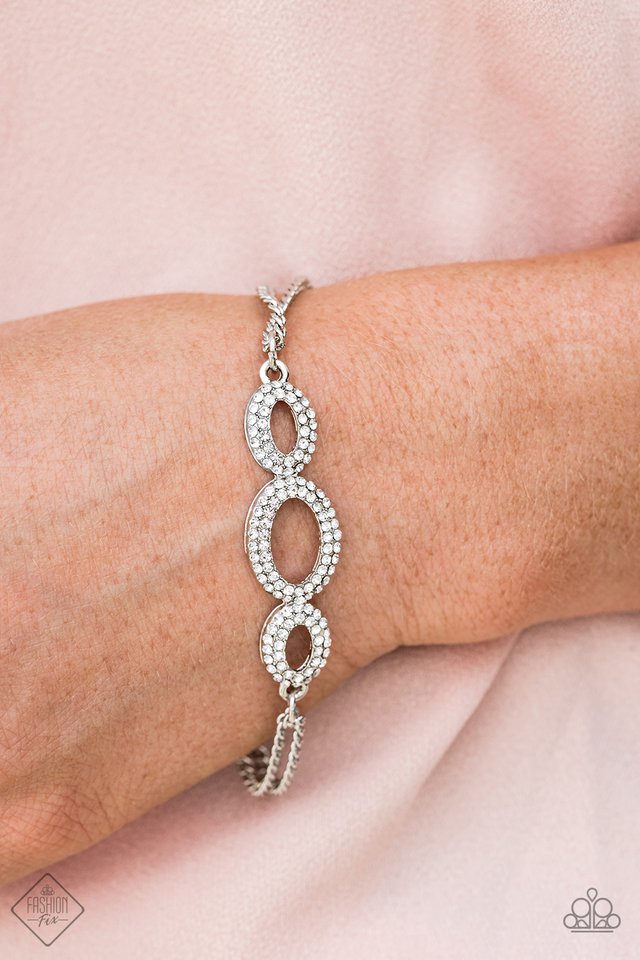 Paparazzi ♥ Timelessly Metropolitan - White ♥ Bracelet
