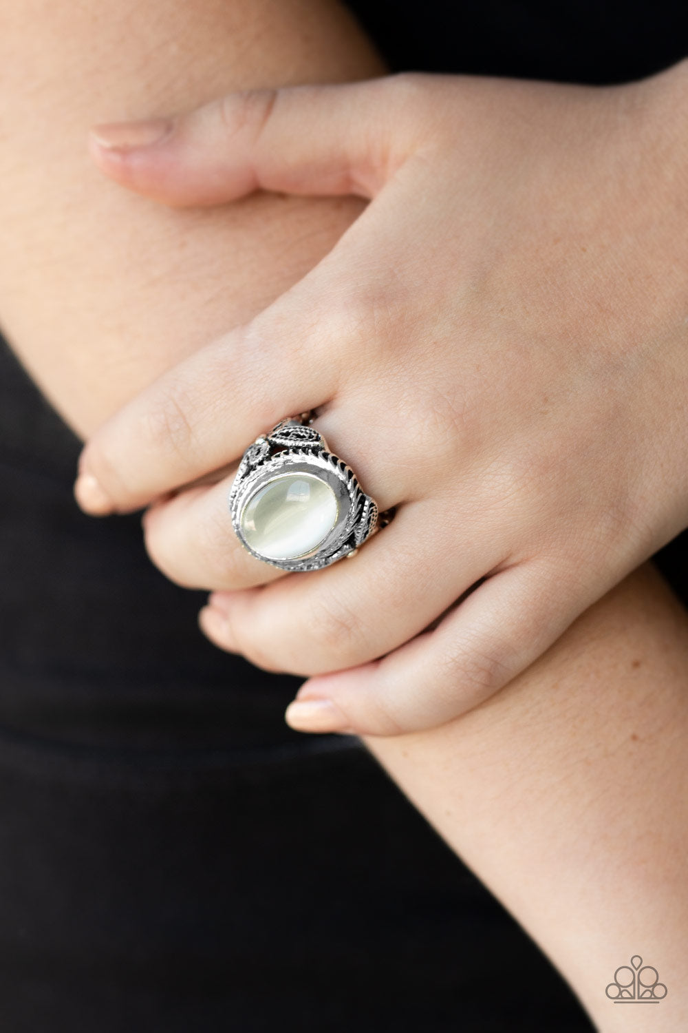 Paparazzi ♥ Deep Freeze - White ♥ Ring