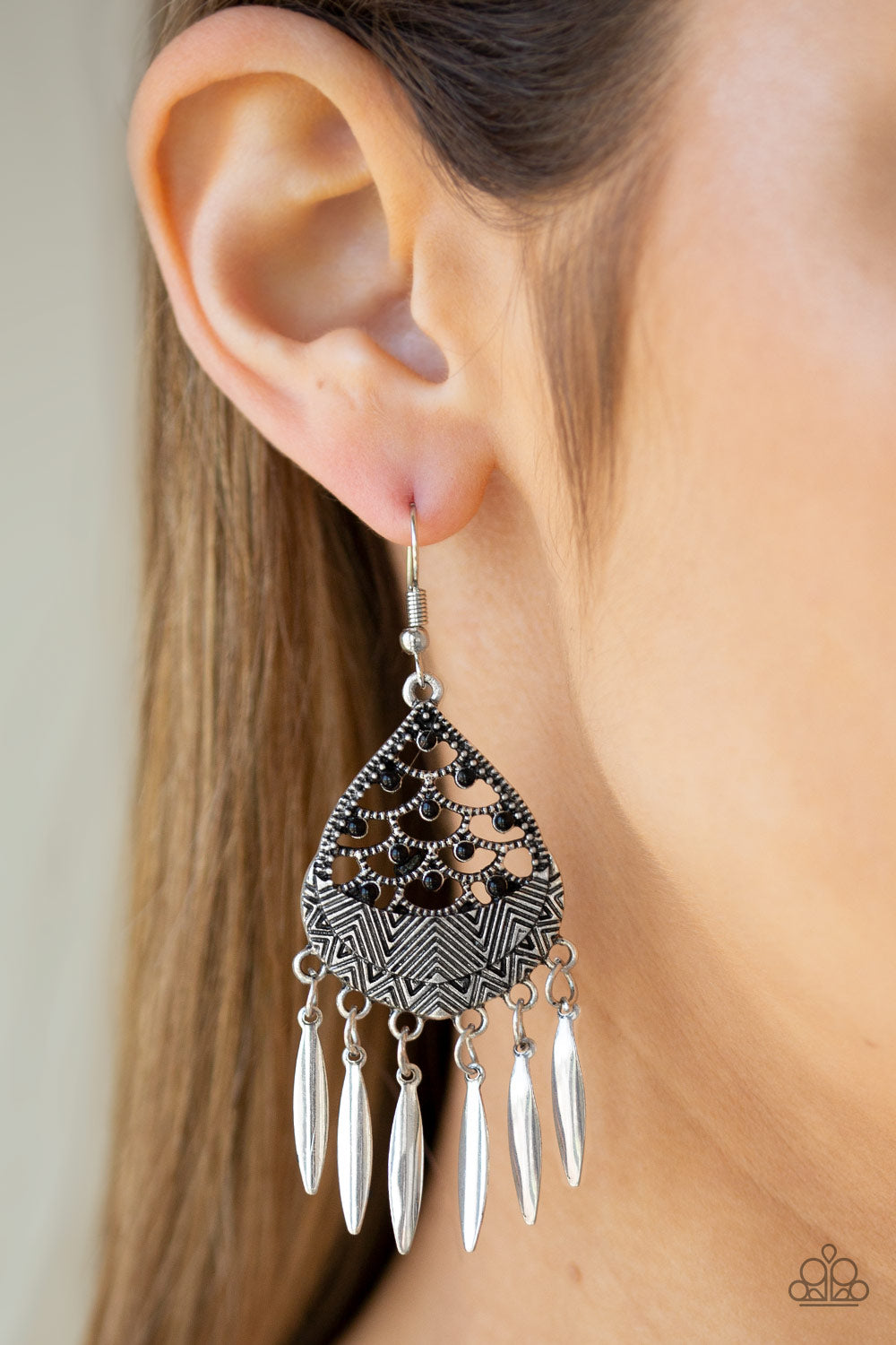 Paparazzi ♥ Wolf Den - Black ♥ Earrings