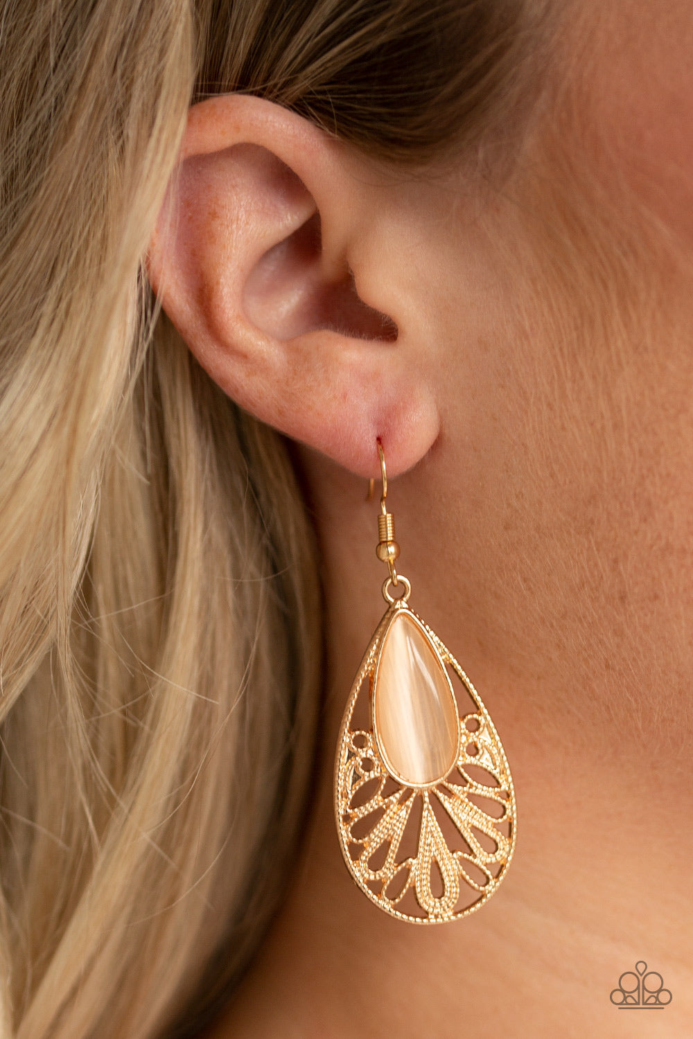 Paparazzi ♥ Glowing Tranquility - Gold ♥ Earrings