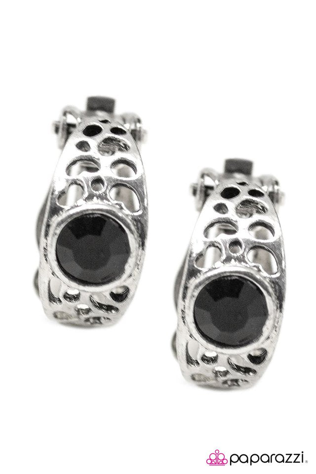 Paparazzi ♥ Threw Me A Curve - Black ♥ Earrings