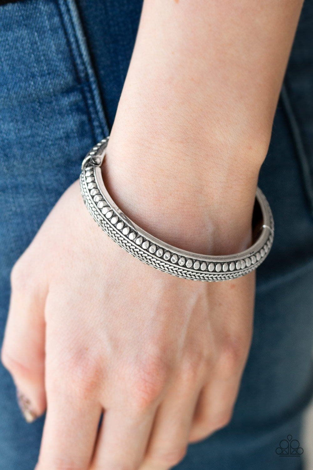 Paparazzi ♥ Zimbabwe Zen - Silver ♥ Bracelet