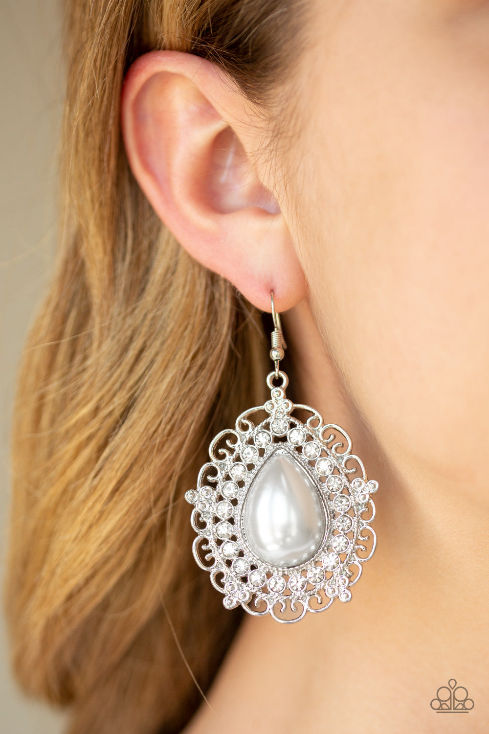 Paparazzi ♥ Incredibly Celebrity - White ♥ Earrings