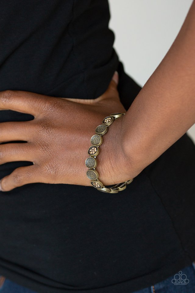 Paparazzi ♥ Dainty Queen - Brass ♥ Bracelet