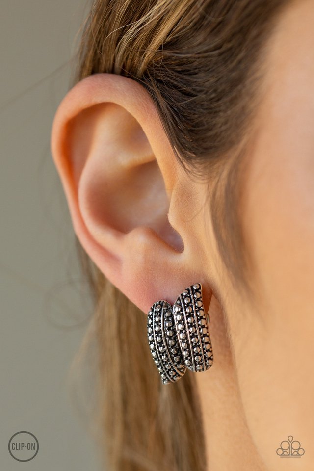 Paparazzi ♥ Texture Twist - Silver ♥ Clip-On