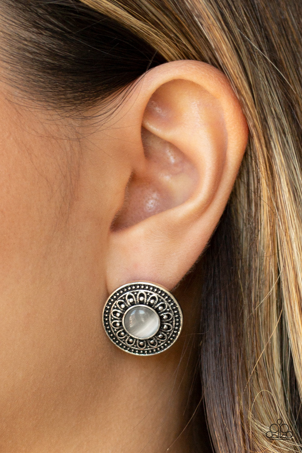 Paparazzi ♥ Fine Flora - White ♥ Post Earrings