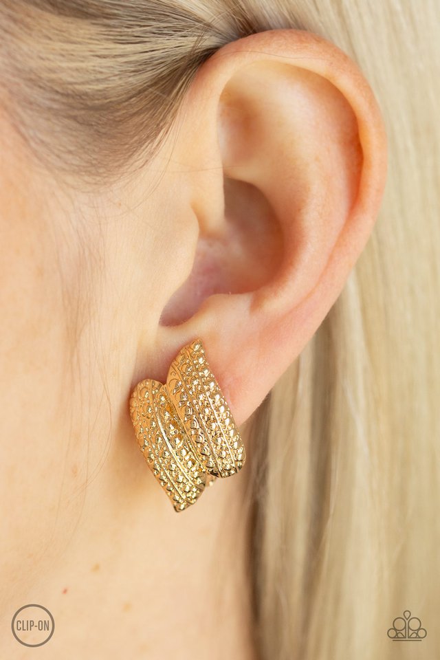 Paparazzi ♥ Texture Twist - Gold ♥ Clip-On