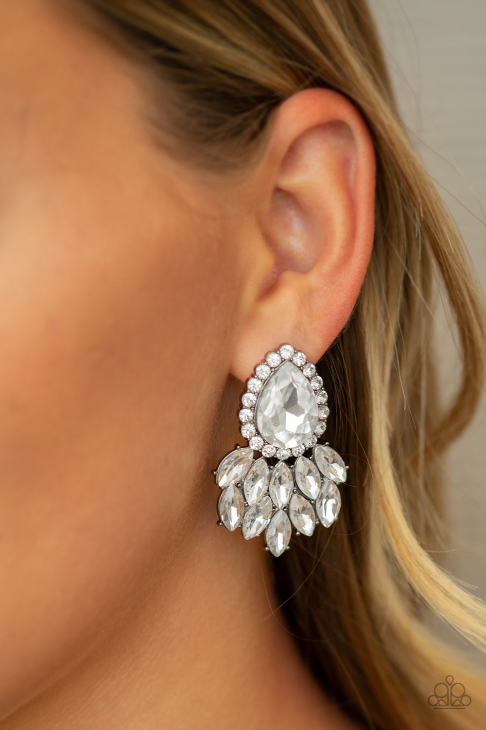 Paparazzi ♥ A Breath of Fresh HEIR - Black ♥ Post Earrings
