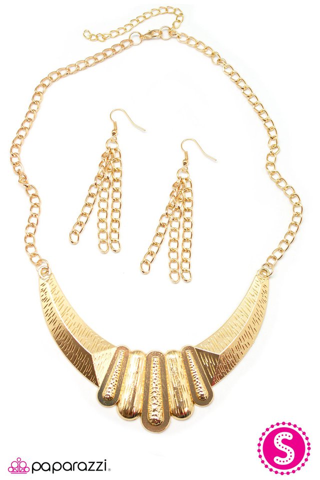 Paparazzi ♥ Golden Contender - Gold ♥ Necklace