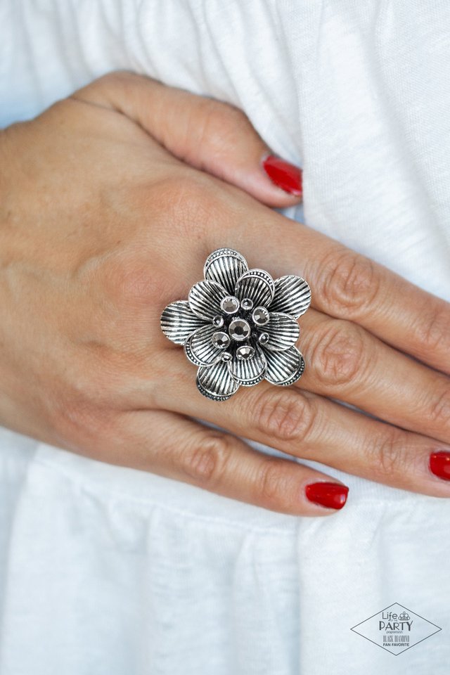 Paparazzi ♥ Petal Pusher - Silver ♥ Ring