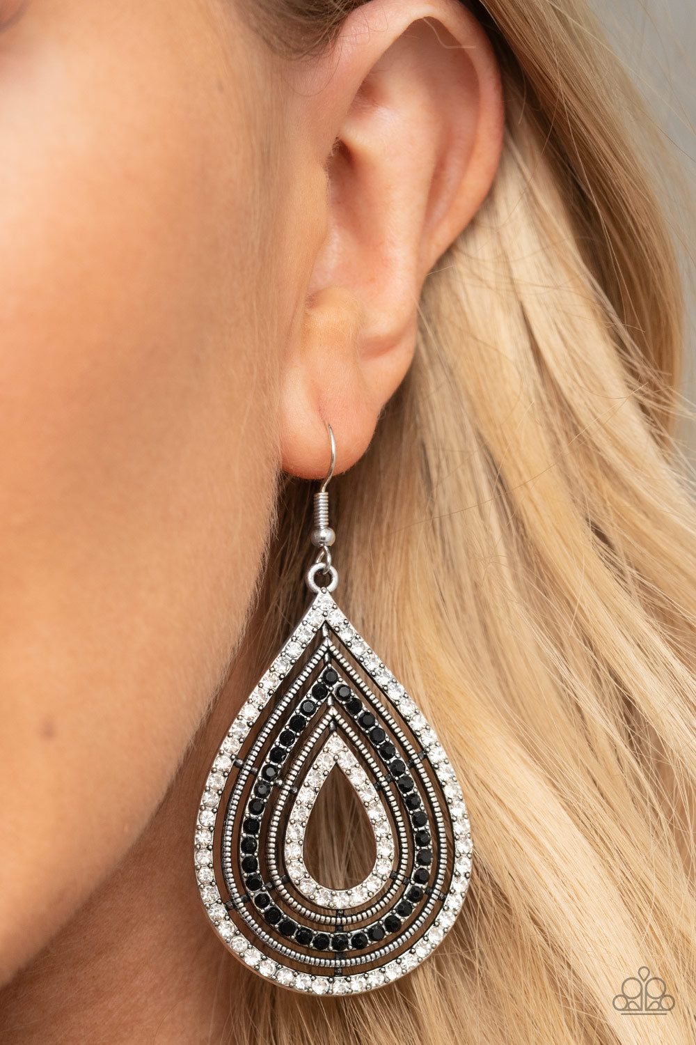 Paparazzi ♥ 5th Avenue Attraction - Black ♥ Earrings