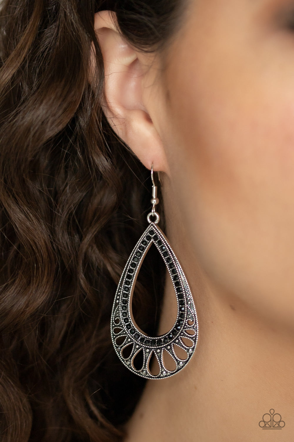 Paparazzi ♥ Royal Finesse - Black ♥ Earrings