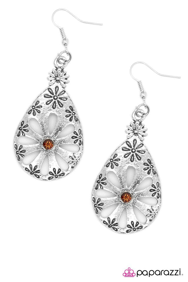 Paparazzi ♥ Daisy Chain - Brown ♥ Earrings