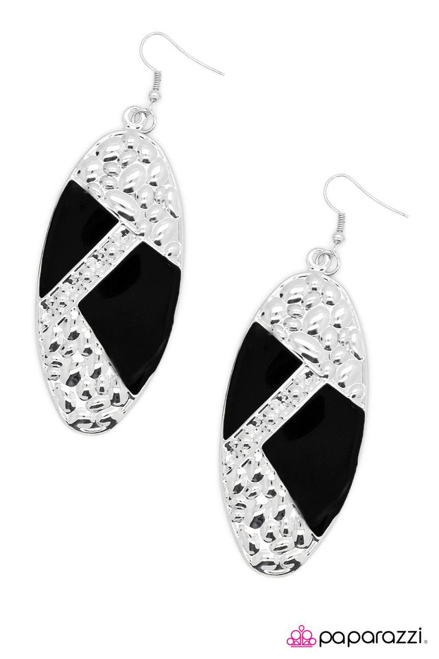 Paparazzi ♥ The Coast Is Clear! - Black ♥ Earrings
