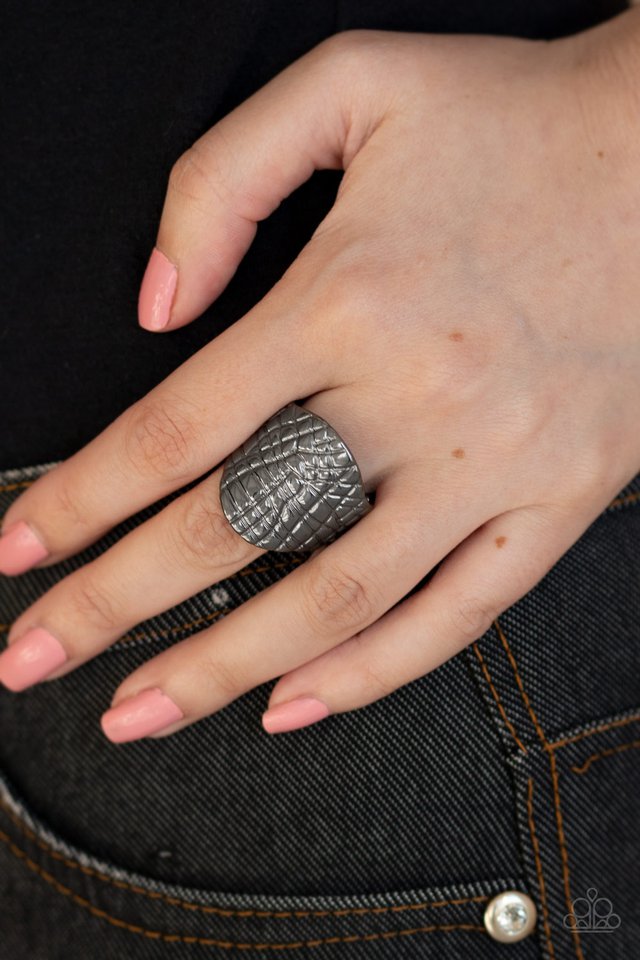 Paparazzi ♥ Metal Jungle - Black ♥ Ring