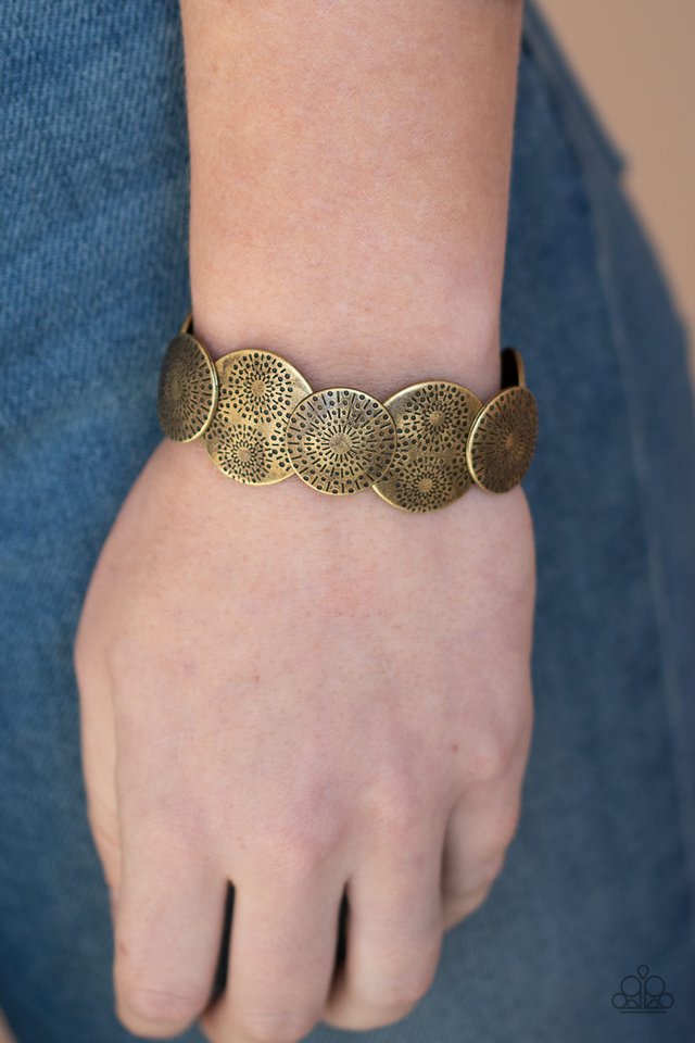 Paparazzi ♥ Pleasantly Posy - Brass ♥ Bracelet