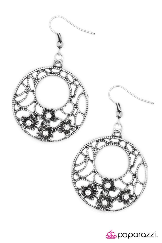 Paparazzi ♥ Dixie Chick - White ♥ Earrings