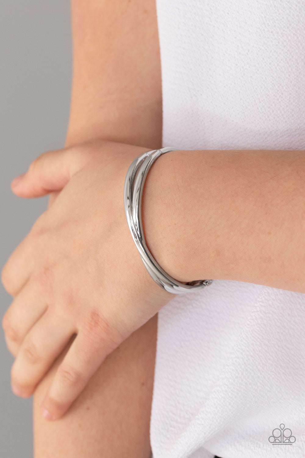 Paparazzi ♥ Crossing Over - Silver ♥ Bracelet