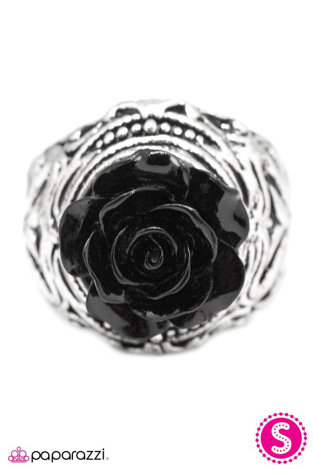Paparazzi ♥ Every Rose Has Its Thorns - Black ♥ Ring