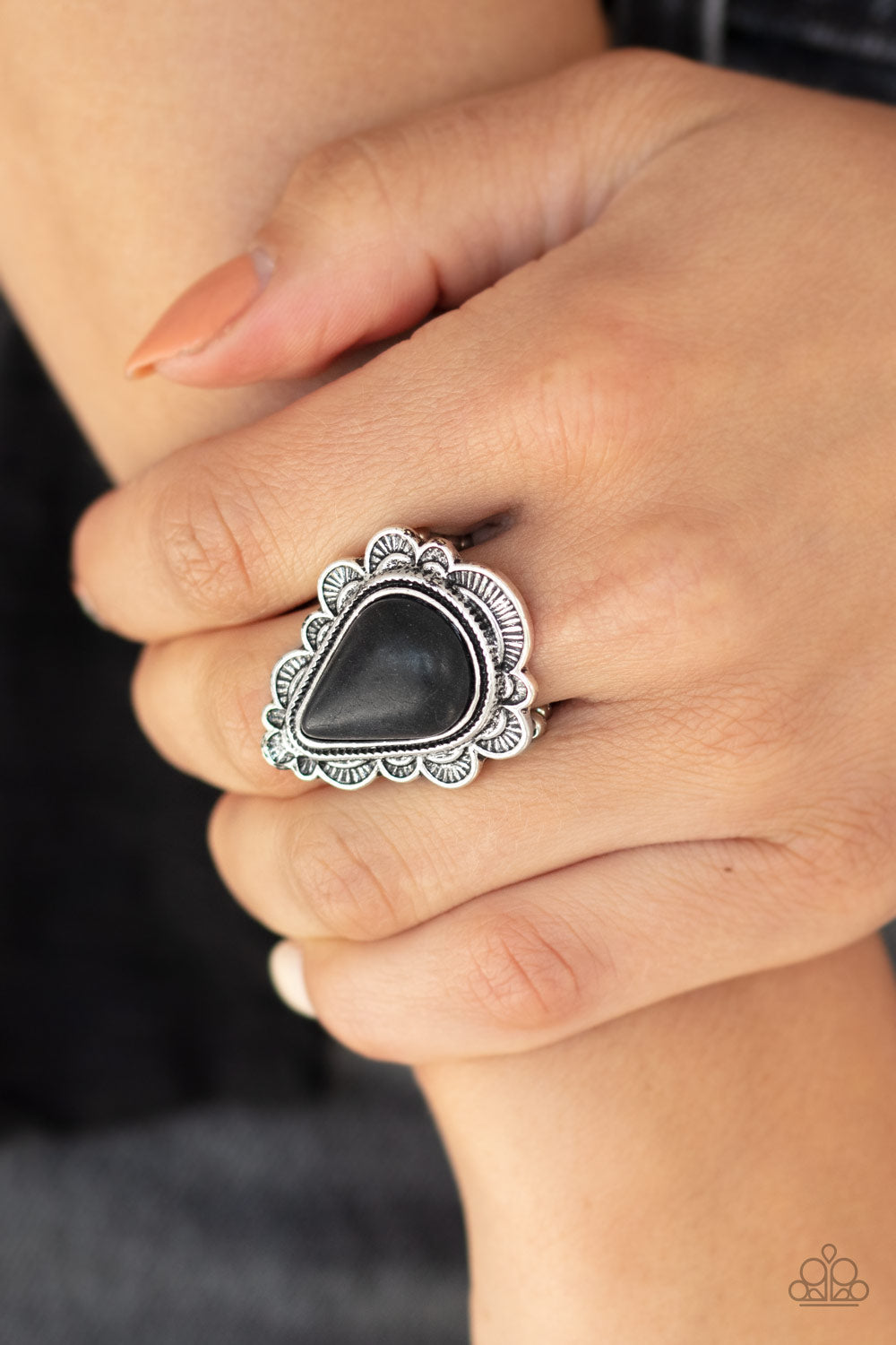 Paparazzi ♥ Desert Escape - Black ♥ Ring