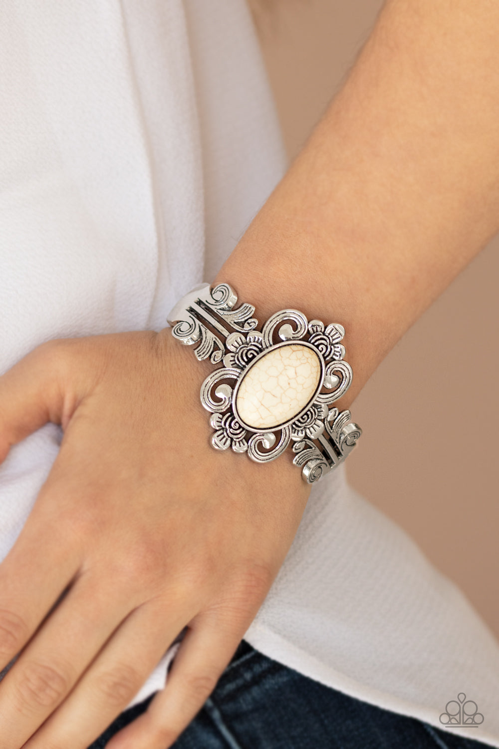 Paparazzi ♥ Mojave Mystic - White ♥ Bracelet