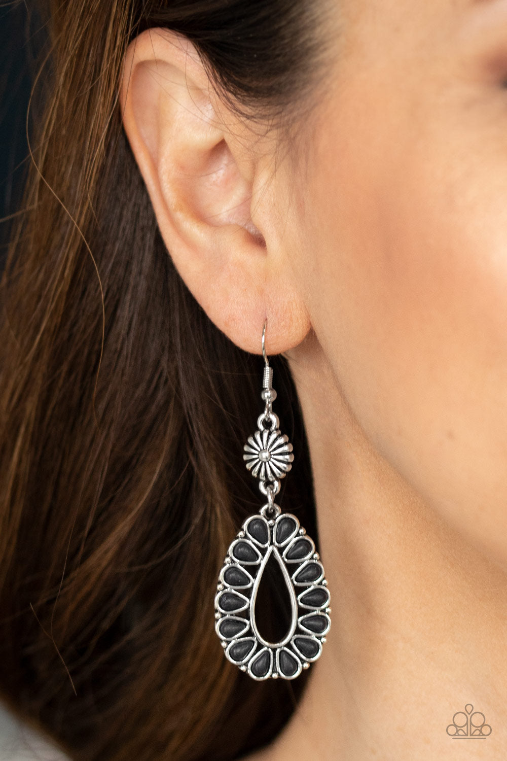 Paparazzi ♥ Stone Orchard - Black ♥ Earrings