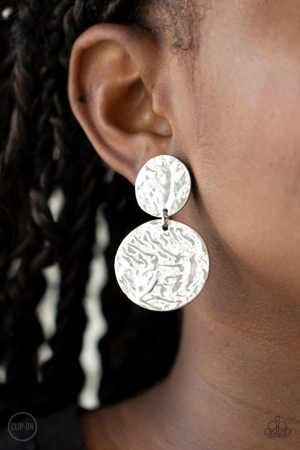 Paparazzi ♥ Relic Ripple - Silver ♥ Clip-On