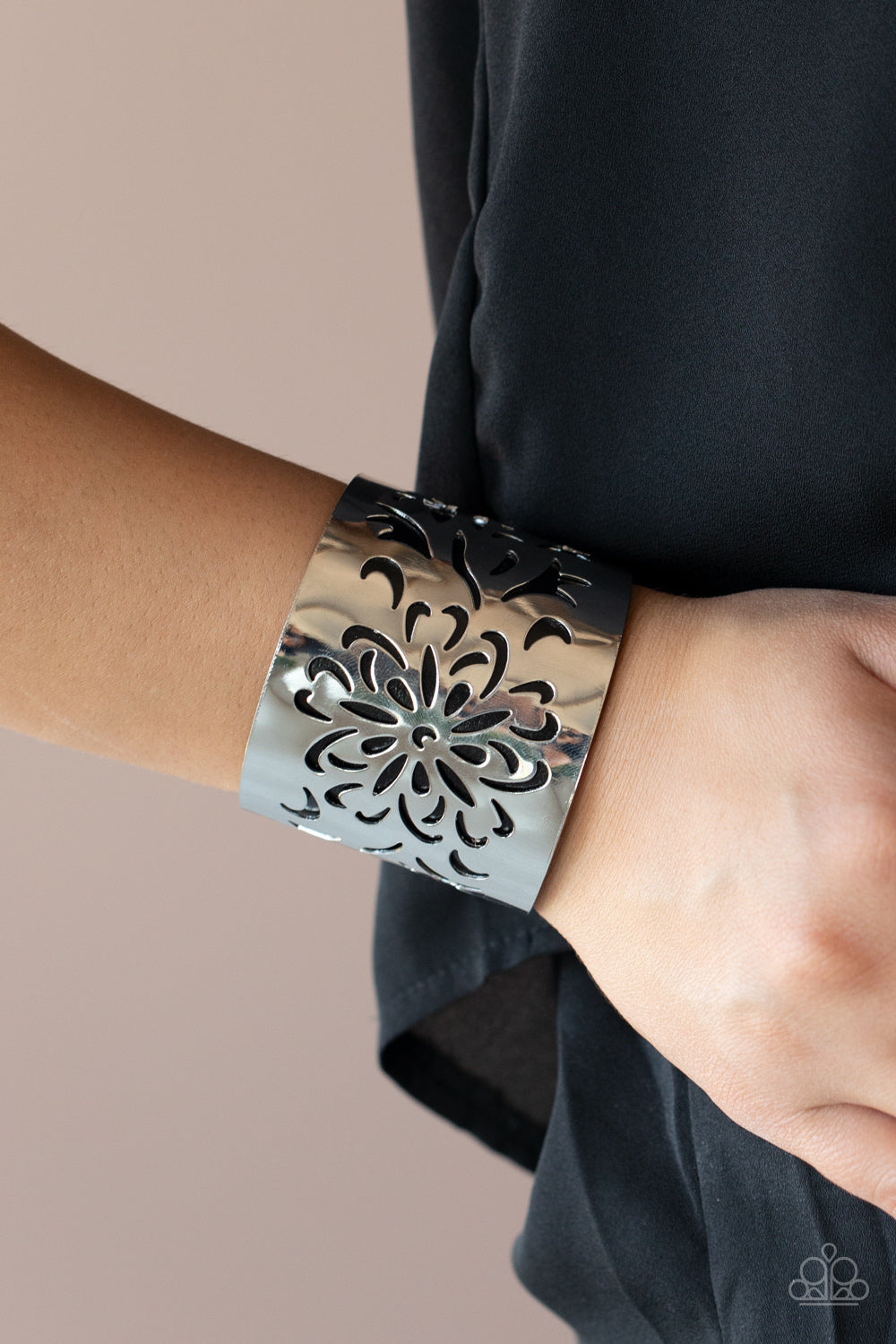 Paparazzi ♥ Get Your Bloom On - Black ♥ Bracelet