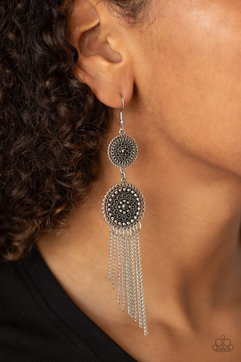 Paparazzi ♥ Medallion Mecca - Silver ♥ Earrings