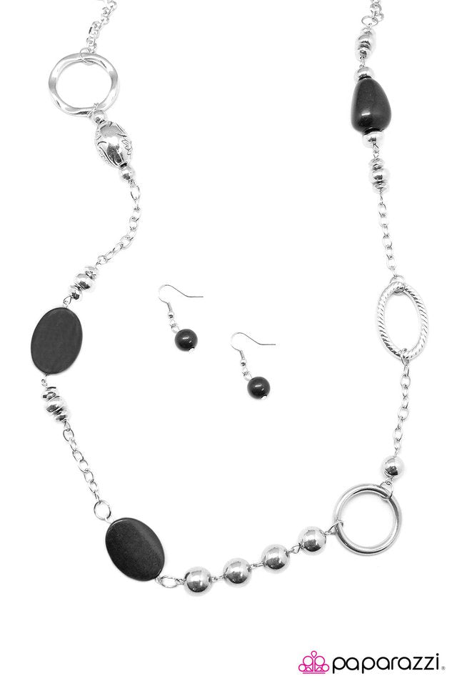 Paparazzi ♥ Make the Most Of It - Black ♥ Necklace