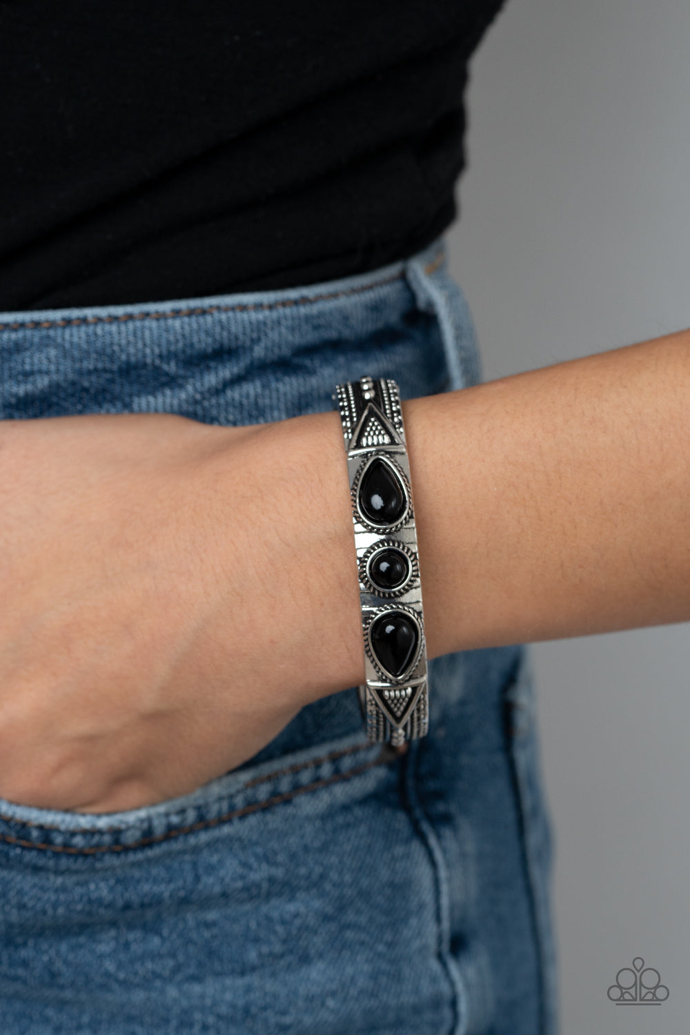 Paparazzi ♥ Radiant Ruins - Black ♥ Bracelet