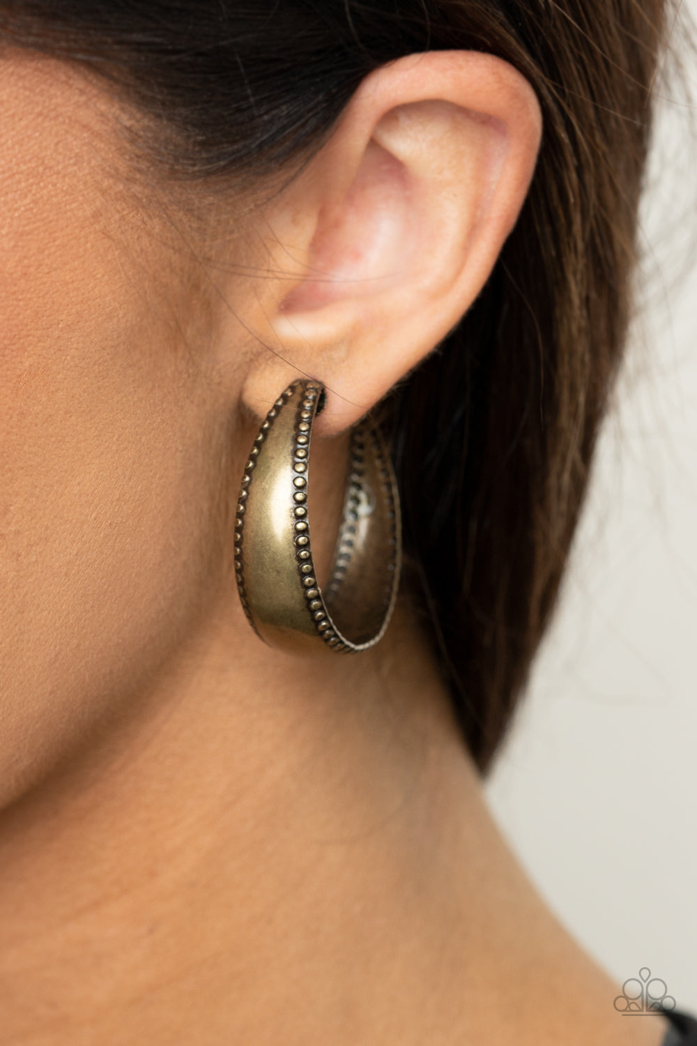 Paparazzi ♥ Burnished Benevolence - Brass ♥ Earrings